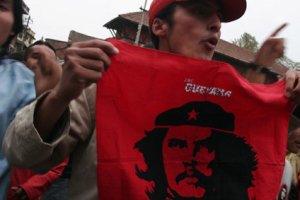 manifestante mostrando bandera del Che en Nepal