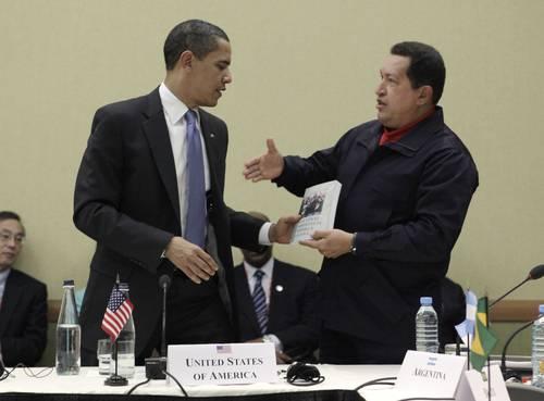 El presidente de Estados Unidos, Barack Obama, recibe de su par de Venezuela, Hugo Chávez, un ejemplar del libro <em>Las venas abiertas de América Latina</em>, en el contexto de la reciente Cumbre de las Américas efectuada hace unos días en Trinidad y Tobago» style=»width: 336px; height: 248px;» />»El hecho de <q>que una cosa se venda o no se venda no tiene mucho que ver con el contenido</q>, dijo en Montevideo el escritor uruguayo Eduardo Galeano en sus primeros comentarios públicos respecto del explosivo éxito comercial de su libro <em>Las venas abiertas de América Latina</em>.</p>
<p><q>No creo que la mejor escritora de la lengua española sea Corín Tellado, que es la que figura en primer lugar, por encima de Cervantes</q>, comentó Galeano este jueves por la noche durante un acto en la Facultad de Ciencias Económicas de la estatal Universidad de la República.</p>
<p>Fue la primera referencia pública del laureado escritor y periodista desde que el presidente de Venezuela, Hugo Chávez, le obsequió a su par de Estados Unidos, Barack Obama, un ejemplar de <em>Las venas abiertas…</em>, el 18 de abril pasado, en la Cumbre de las Américas, realizada en Trinidad y Tobago.</p>
<p><q>A veces, hay novelerías</q>, minimizó Galeano y resaltó el <q>gesto generosísimo de (Hugo) Chávez, que ha hecho que el libro se dispare</q> en ventas, en el mundo.</p>
<p>Recordó que <q>el libro ha hecho su camino a lo largo de muchos años. Lo escribí en las 90 últimas noches de 1970 y se publicó en 1971. Y el libro hizo su camino</q>.</p>
<p class=