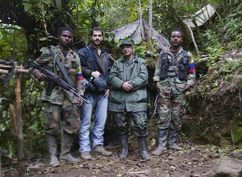 Con miembros de las FARC-EP (Fuerzas Armadas Revolucionarias de Colombia - Ejército del Pueblo).