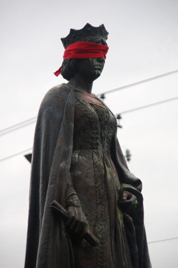 estatuas-de-la-conquista-amanecen-en-quito-con-los-ojos-vendados-el-12-de-octubre