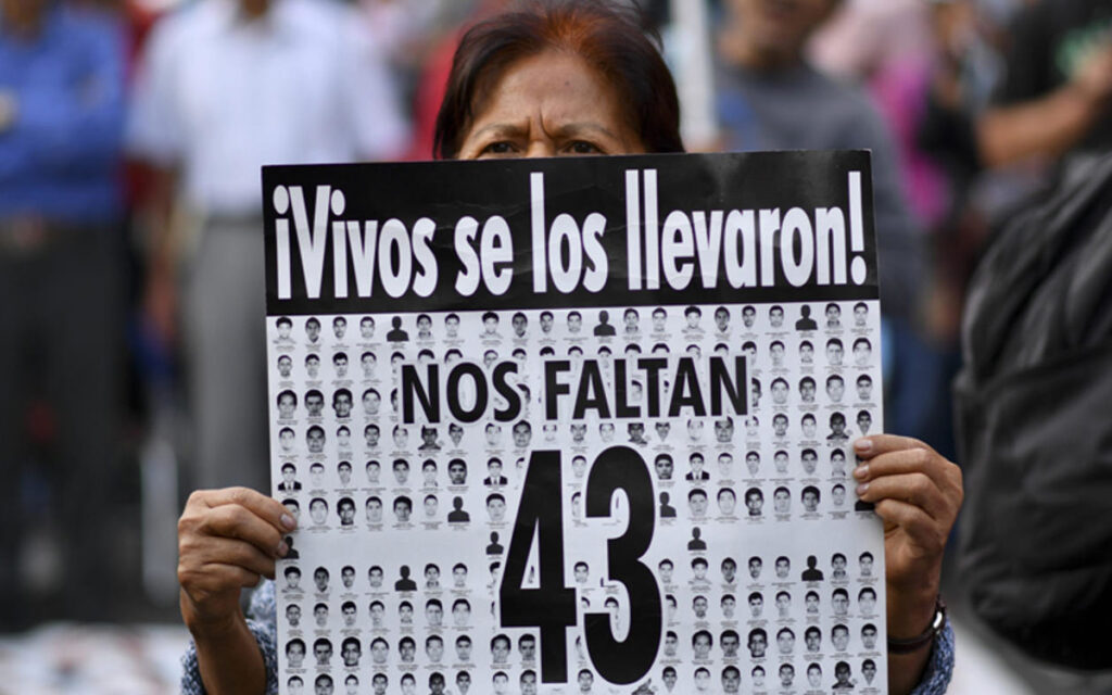 https://rebelion.org/wp-content/uploads/2021/07/Familiares-de-los-43-estudiantes-desaparecidos-de-ayotzinapa-en-Mexico-entre-los-objetivos-de-espionaje-del-Proyecto-Pegasus-foto-Aristegui-Noticias-1024x640.jpg