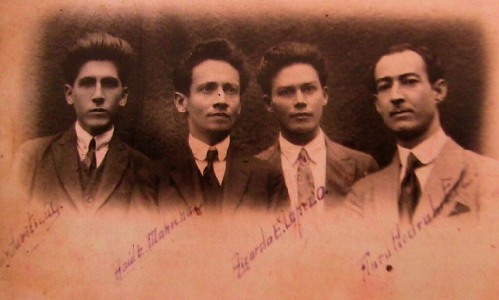 Foto en blanco y negro de un grupo de hombres posando para una foto

Descripción generada automáticamente