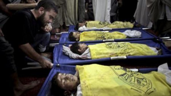 Un hombre llora la muerte de cuatro niños de la misma familia en Gaza