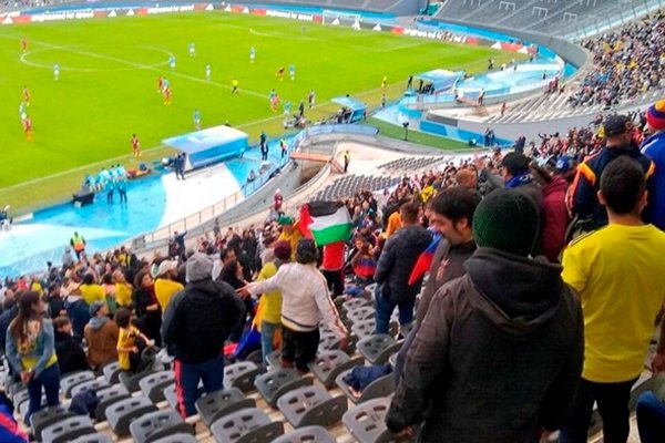 El hincha colombiano exhibió la bandera palestina durante el partido ante Israel