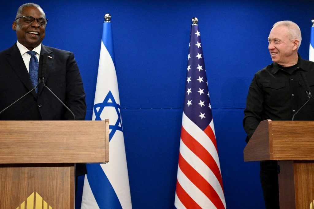 El secretario de Defensa de Estados Unidos, Lloyd Austin (izq.), y el ministro de Defensa de Israel, Yoav Gallant, dan una conferencia de prensa conjunta en Tel Aviv el 18 de diciembre de 2023. (Foto de Alberto PIZZOLI / AFP) (Foto de ALBERTO PIZZOLI/AFP vía Getty Images)