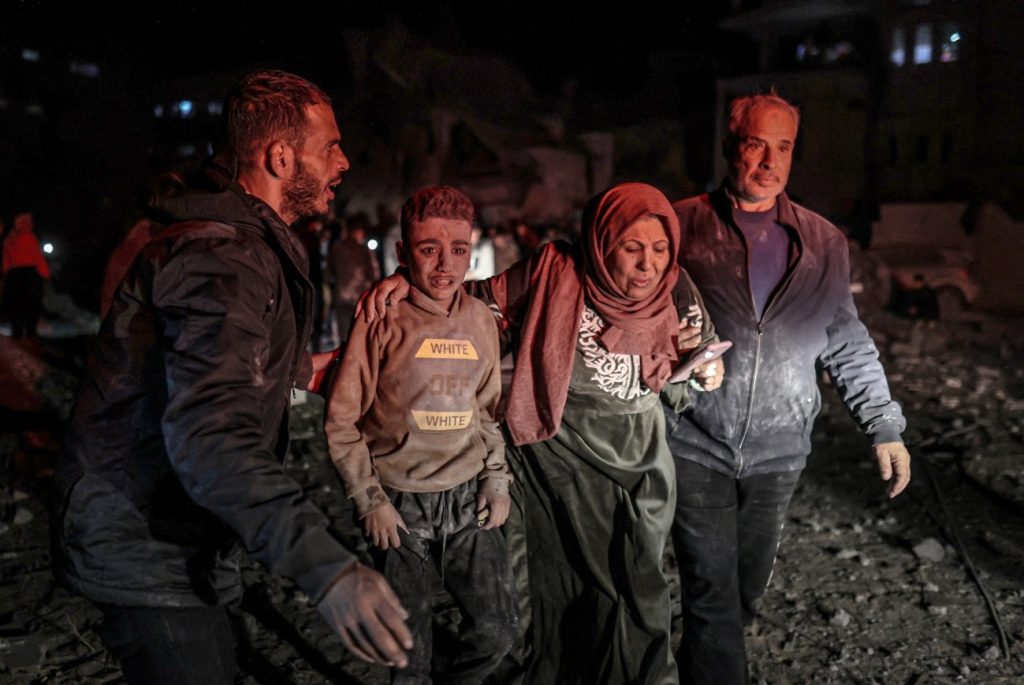 DEIR AL BALAH, GAZA - 19 DE DICIEMBRE: Equipos de defensa civil y palestinos realizan operaciones de búsqueda y rescate de personas en un edificio que ha sido atacado por las fuerzas israelíes en Deir al-Balah, Gaza, el 19 de diciembre de 2023. (Foto de Ali Jadallah/Anadolu vía Getty Images)