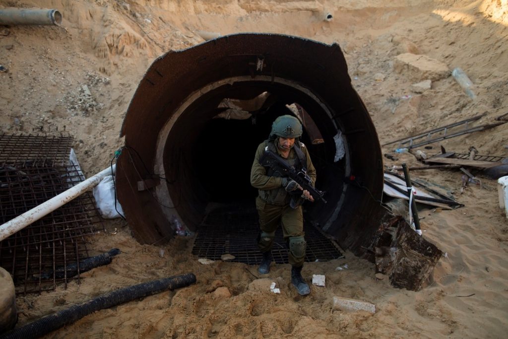 NORTE DE GAZA, GAZA- 15 DE DICIEMBRE: Un soldado israelí sale de un túnel cerca de la frontera con Israel el 15 de diciembre de 2023 en el norte de la Franja de Gaza. Las Fuerzas de Defensa de Israel dicen que este es el túnel más grande que han encontrado hasta ahora en Gaza, que comprende ramales que se extienden a lo largo de cuatro kilómetros (2,5 millas) y alcanzan los 400 metros (1.310 pies) desde el cruce de Erez. Las FDI alegan que el proyecto de construcción del túnel fue dirigido por Mohammed Sinwar, hermano del líder de Hamas, Yahya Sinwar, y fue utilizado como parte del ataque del 7 de octubre, canalizando a los combatientes cerca del cruce de Erez y las comunidades fronterizas israelíes. A medida que las FDI han presionado en Gaza como parte de su campaña para derrotar a Hamas, han destacado la extensa red de túneles del grupo militante como emblemática de la forma en que el grupo se integra a sí mismo y a su actividad militar en áreas civiles. (Foto de Amir Levy/Getty Images)