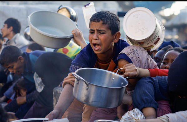 Atenazados por el hambre, los habitantes de Gaza esperan para recibir  magras raciones - SWI swissinfo.ch