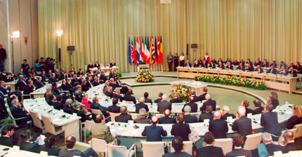 Firma-del-Tratado-de-Maastricht-el-7-de-febrero-de-1992-1024x535